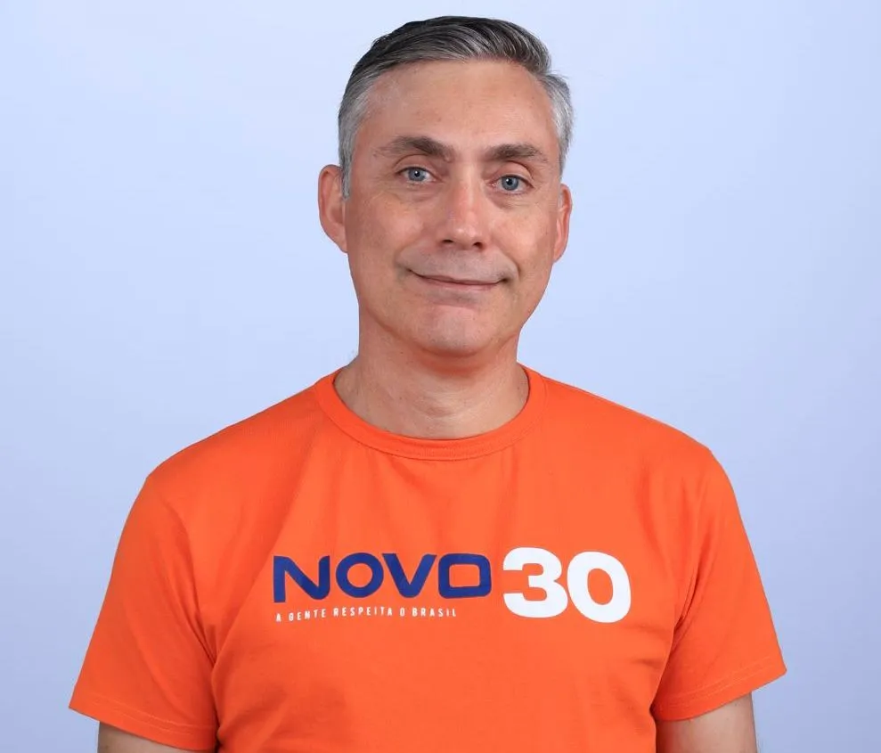 Carlos Medeiros fortalece campanha em redes sociais, após anúncio de que ficará fora da propaganda eleitoral no rádio e TV