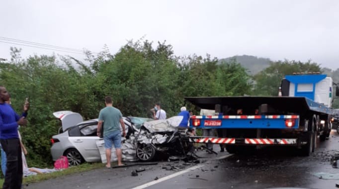 Batida entre carro de passeio e de funerária deixa uma pessoa morta na BA-052