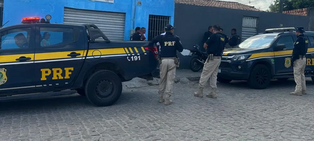 PRF encaminha suspeito de vandalismo contra viatura durante manifestação em Feira de Santana (BA).