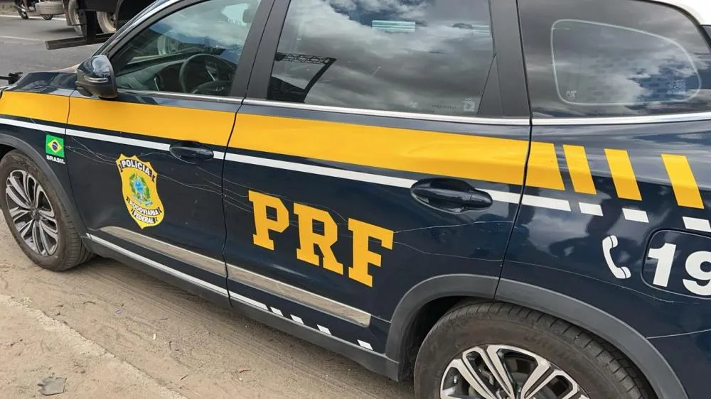 Homem que arranhou viatura da PRF é conduzido á delegacia.