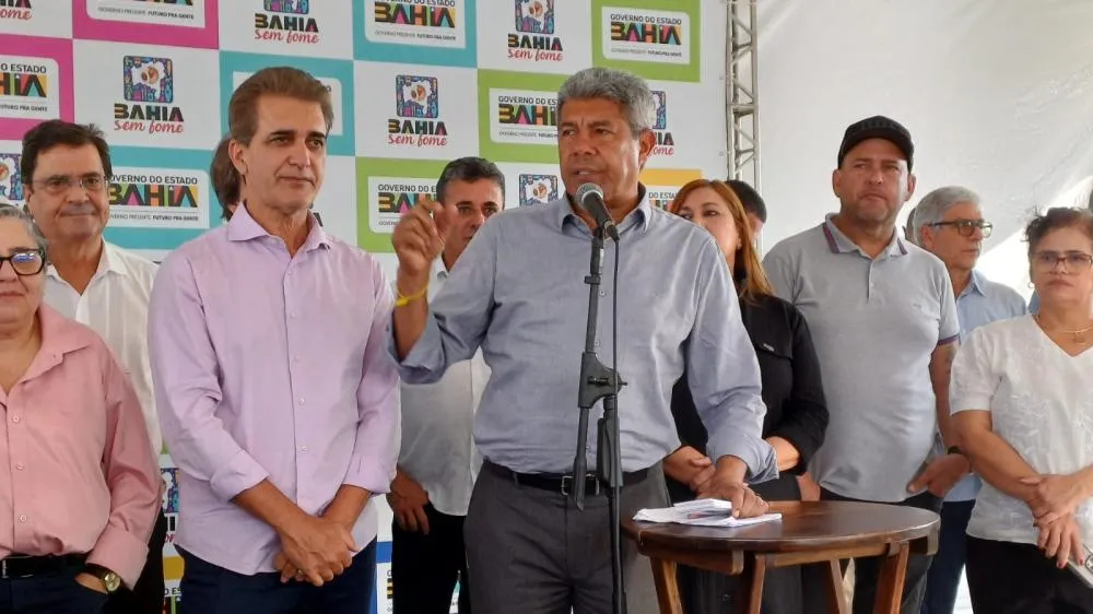 Aeroporto de Feira de Santana será ampliado em até 8 meses, anuncia governador"