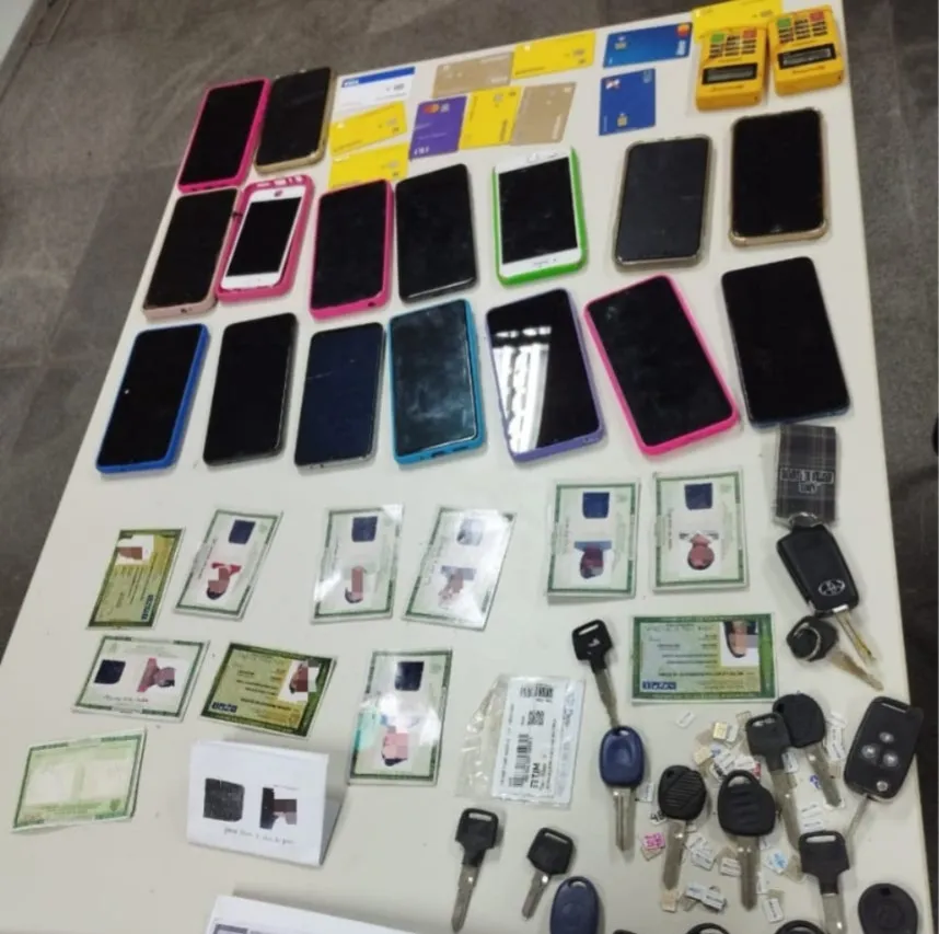 16 celulares revuperados no bairro Gabriela em Feira de Santana