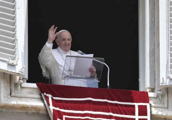 Papa Francisco passa bem após cirurgia no intestino, afirma boletim médico
