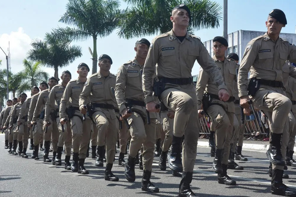 Em Feira, desfile da Independência do Brasil atraiu uma multidão à avenida Presidente Dutra