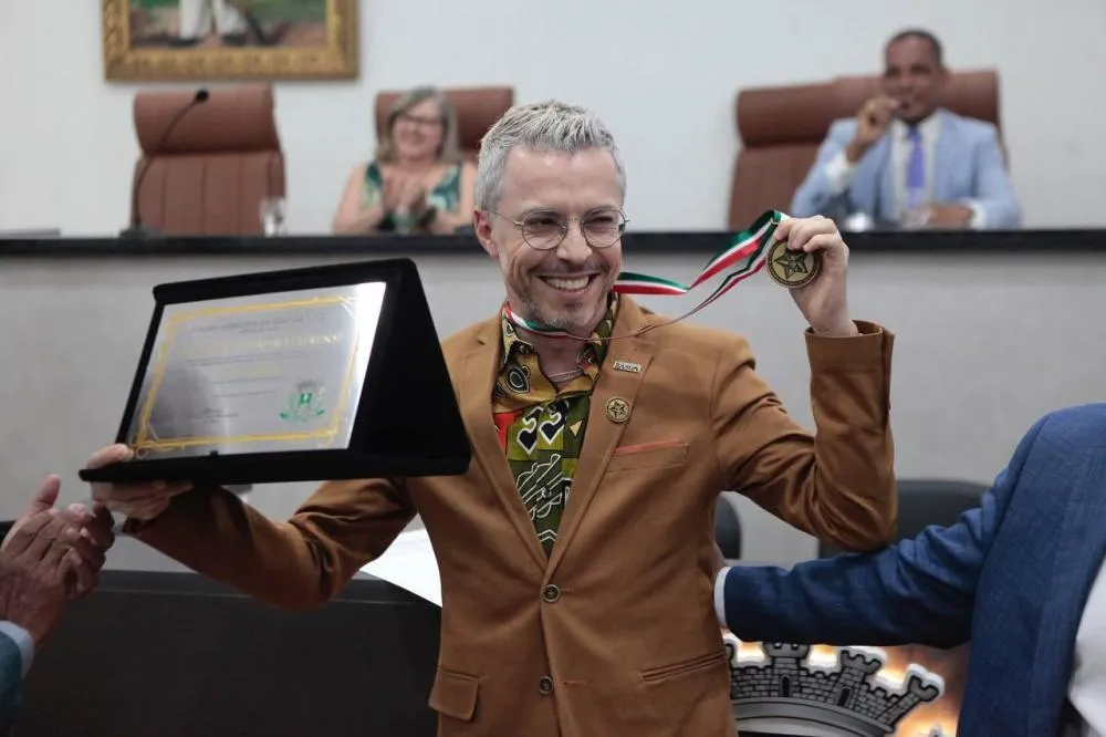 Com críticas à prefeitura, Secretário Bruno Monteiro recebe título de cidadão feirense