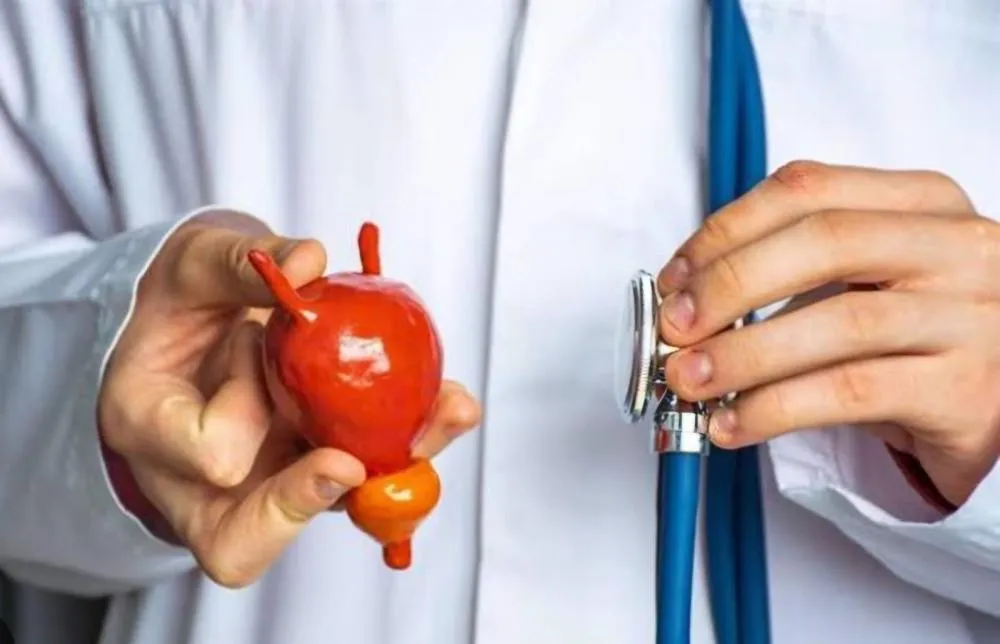 Próstata aumentada atinge metade da população masculina e já tem tratamento minimamente invasivo, afirma especialista