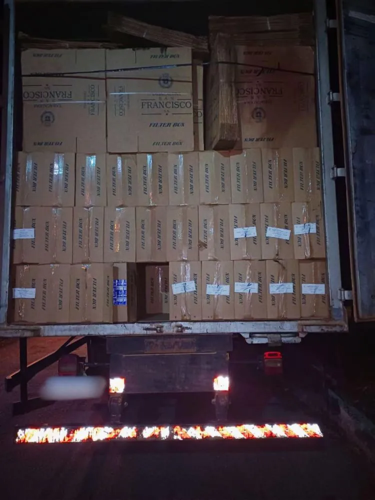 PRF apreende caminhão carregado com cigarros contrabandeados na BR-116