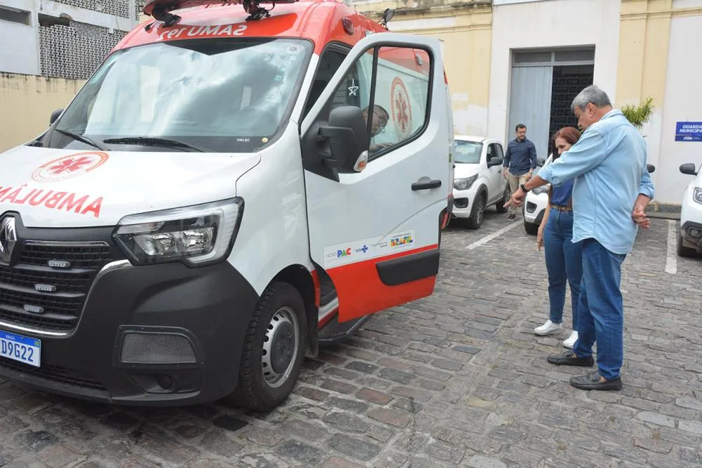 Prefeito entrega nova ambulância de suporte avançado do SAMU