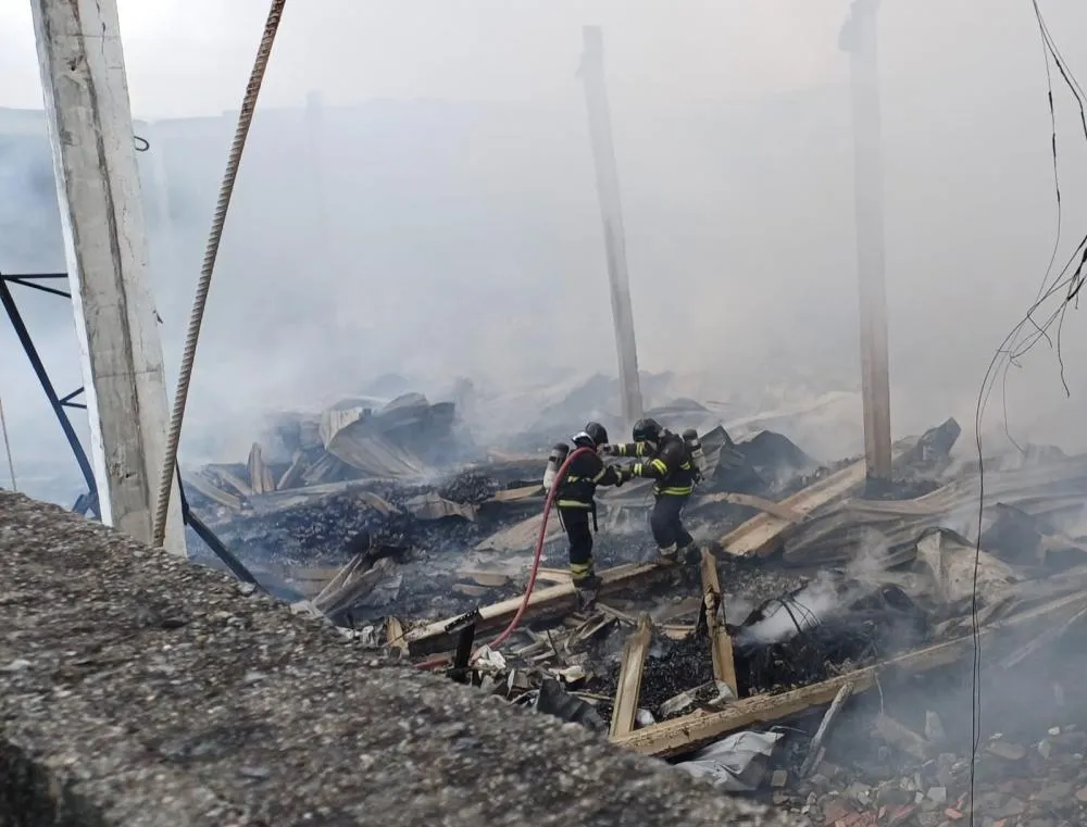Incêndio causa prejuízo de R$ 3 milhões em galpão e lojas de Feira de Santana