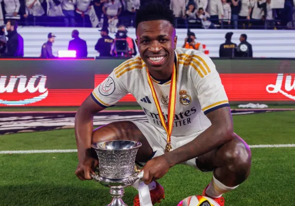 Torcedor é multado em R$ 370 mil e banido de estádios por ofensas racistas a Vini Jr.