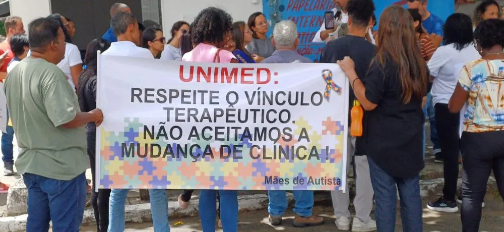 Mães e Pais de Crianças com TEA protestam contra mudança de clínica imposta pela Unimed