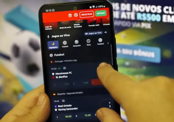 Beneficiários do Bolsa Família gastaram R$ 3 bi em bets em agosto