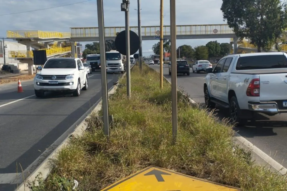 Após construção de passarela, semáforo é retirado