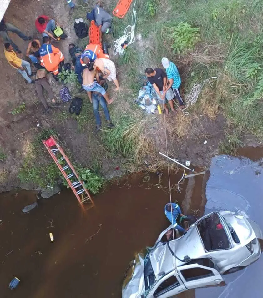 Carro cai em Rio e mata cinco pessoas na BR 116 sul em Antônio Cardoso