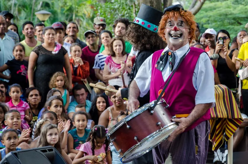 Duas oficinas e três espetáculos marcam a programação desta sexta no Fenatifs