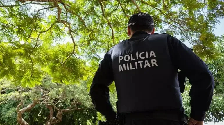 Mulher é presa por deixar filha de seis anos com deficiência trancada em veículo