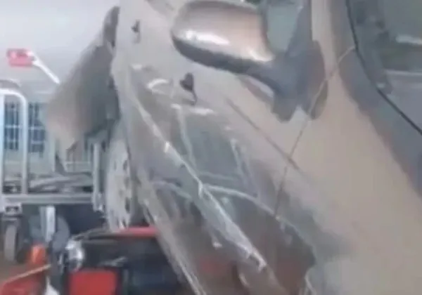 Menino liga carro do pai e bate em dez veículos dentro de supermercado