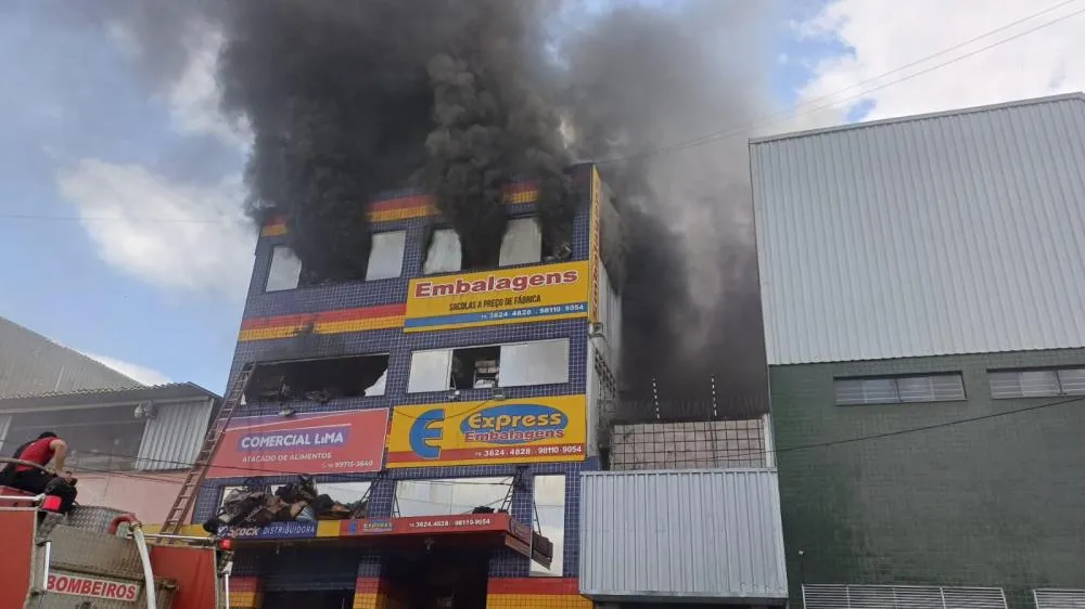 Incêndio atinge loja de embalagens no Centro de Feira de Santana