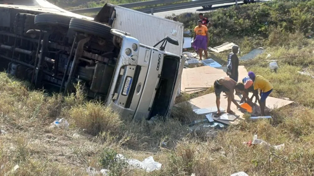 Caminhão perde freio e tomba na BR-116; carga avaliada em R$ 1,9 milhão é saqueada