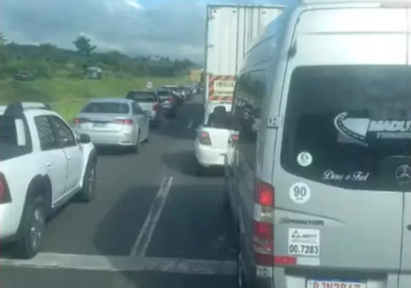 Caminhão tanque tomba na BR-324 e causa congestionamento sentido Feira de Santana