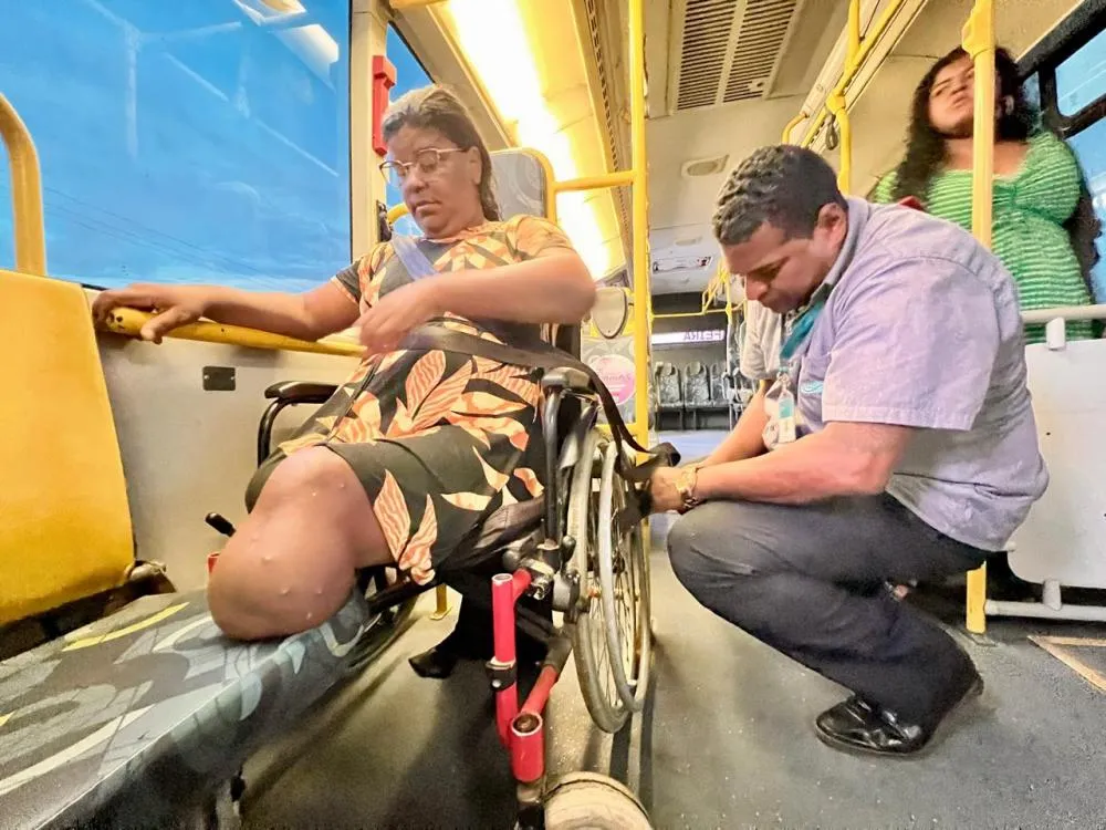 Semob e Empresa Rosa capacitam cadeirantes para o uso das plataformas de acessibilidade 