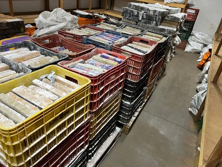 PF prende motorista transportando mais de 1,7 tonelada de maconha em fundo falso