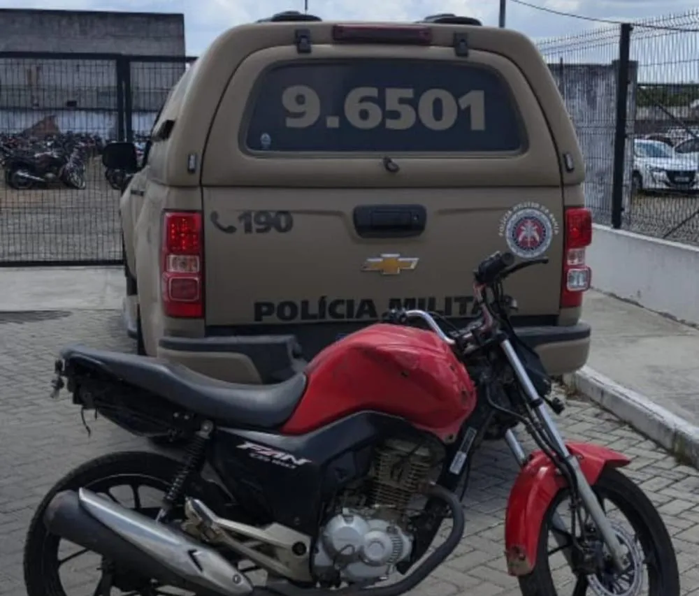Polícia Militar apreende arma, drogas e motocicleta durante patrulhamento no Conjunto Feira IV
