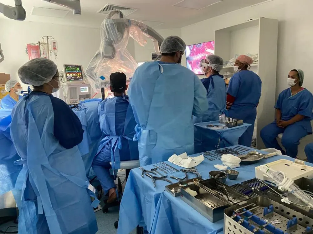 Equipe do Clériston Andrade é a primeira no Brasil a usar óculos de realidade virtual da Apple em neurocirurgias