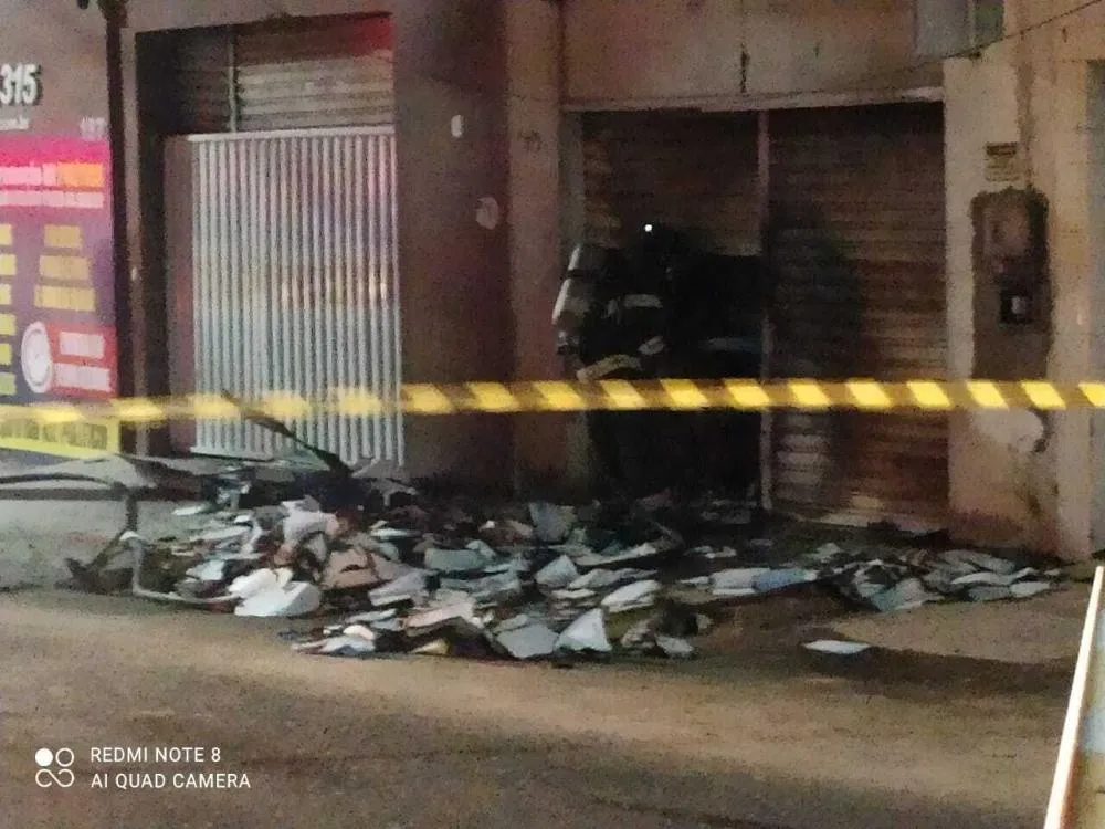 Depósito de gráfica pega fogo no centro de Feira