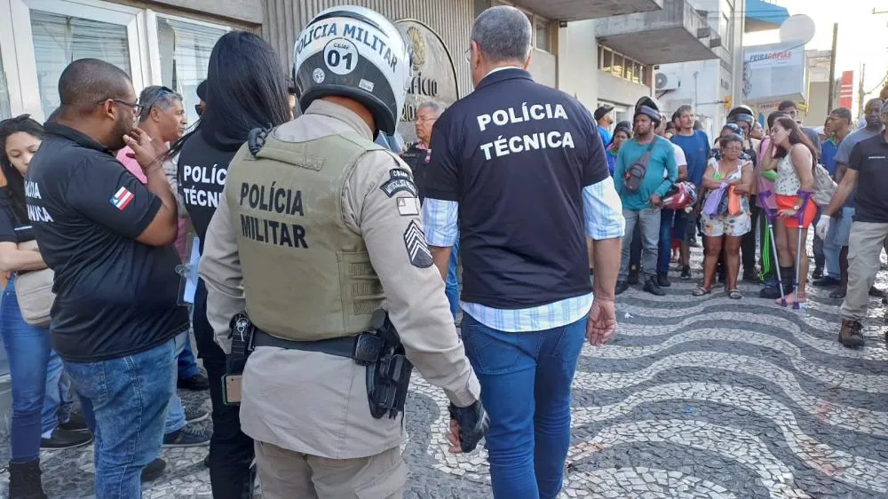 Jovem é assassinado e outro baleado no centro de Feira de Santana e criminosos fogem após roubo de moto