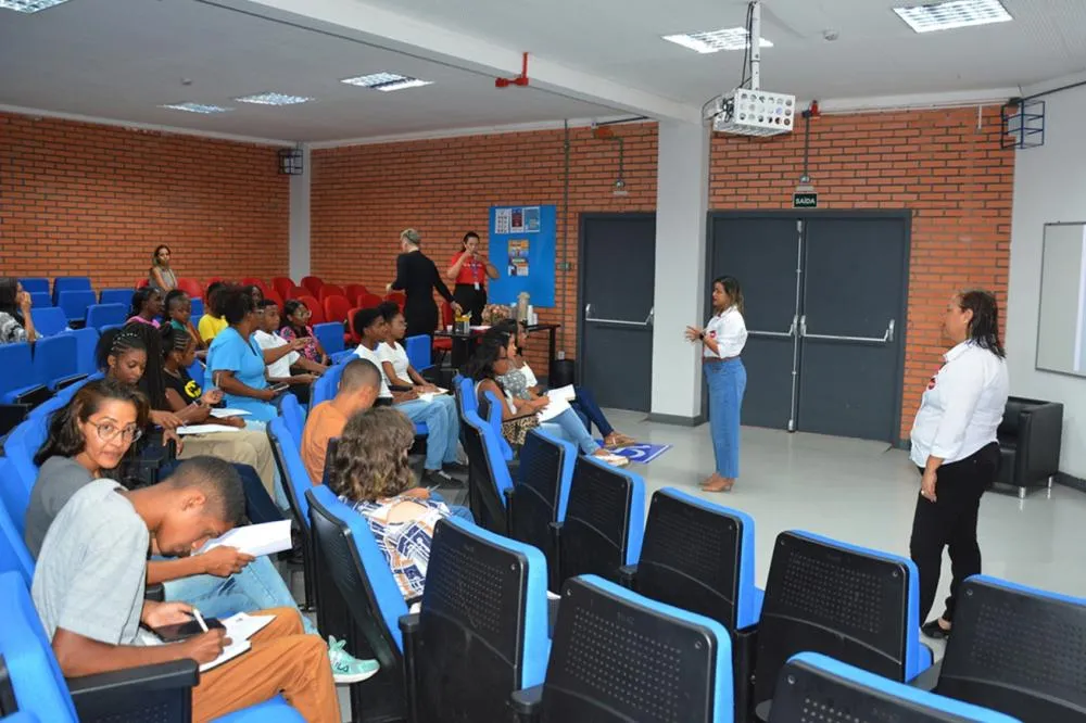 Jovens de Feira recebem orientação profissional gratuita para o mercado de trabalho