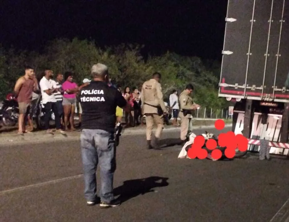 Entregador de alimentos morre após colidir na traseira de carreta