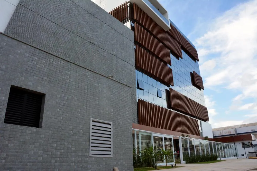 Novo prédio da Secretaria de Educação de Feira de Santana em fase final de construção