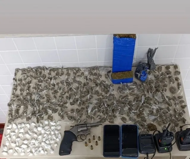 Dois homens são presos por tráfico de drogas e porte ilegal de arma no distrito da Matinha