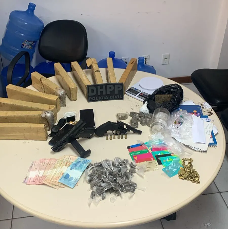 Polícia prende mãe e filho em flagrante com grande quantidade de drogas e armas no bairro Gabriela