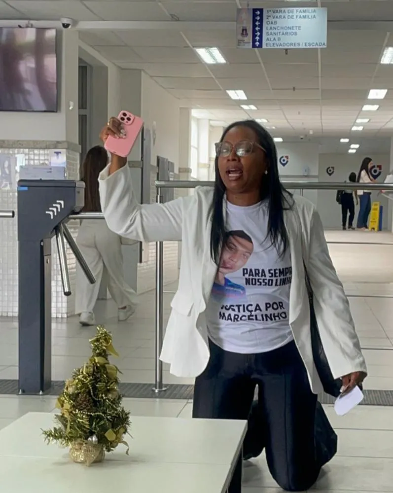 Audiência de policiais envolvidos na morte de jovem em Feira de Santana é adiada, e mãe desabafa sobre frustração e luta por justiça
