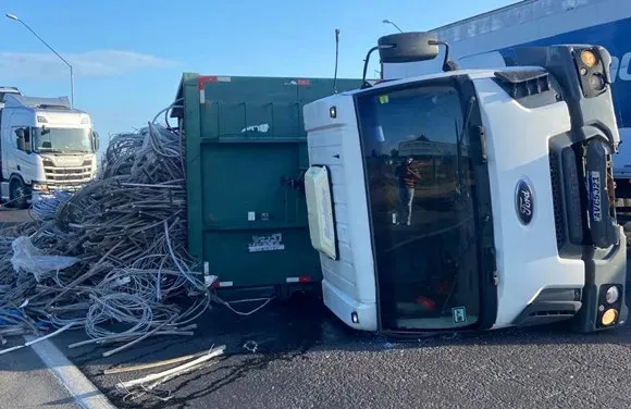Caminhão carregado com sucatas tomba na Br 324.