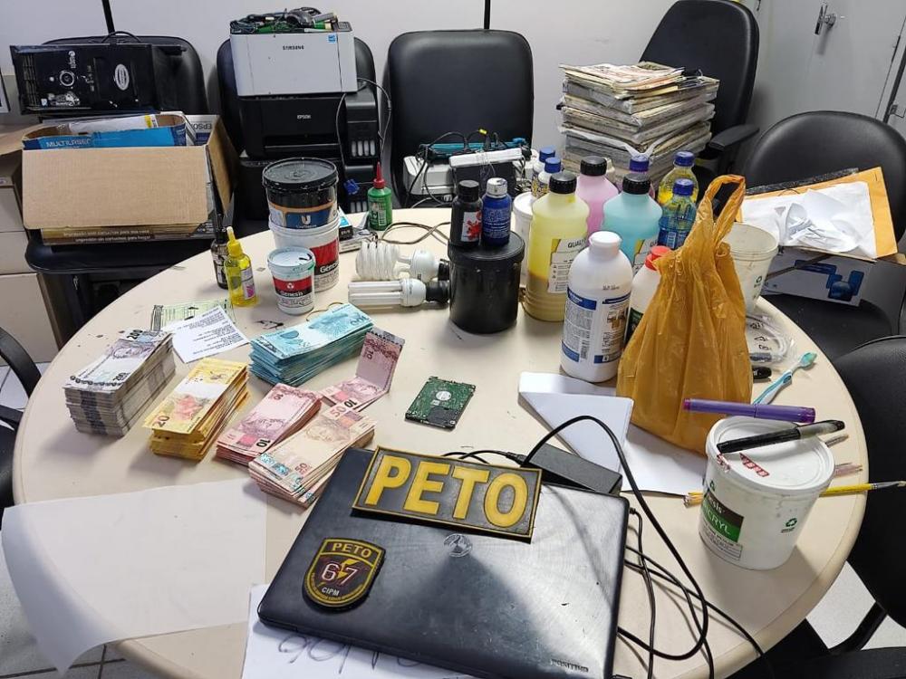 Laboratório de dinheiro e Carteira de Habilitação falsos é estourado pela Polícia Militar em São Gonçalo. 