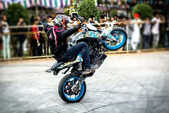 Prefeito de Castro Alves viraliza após manobras de moto e propõe regulamentação da prática